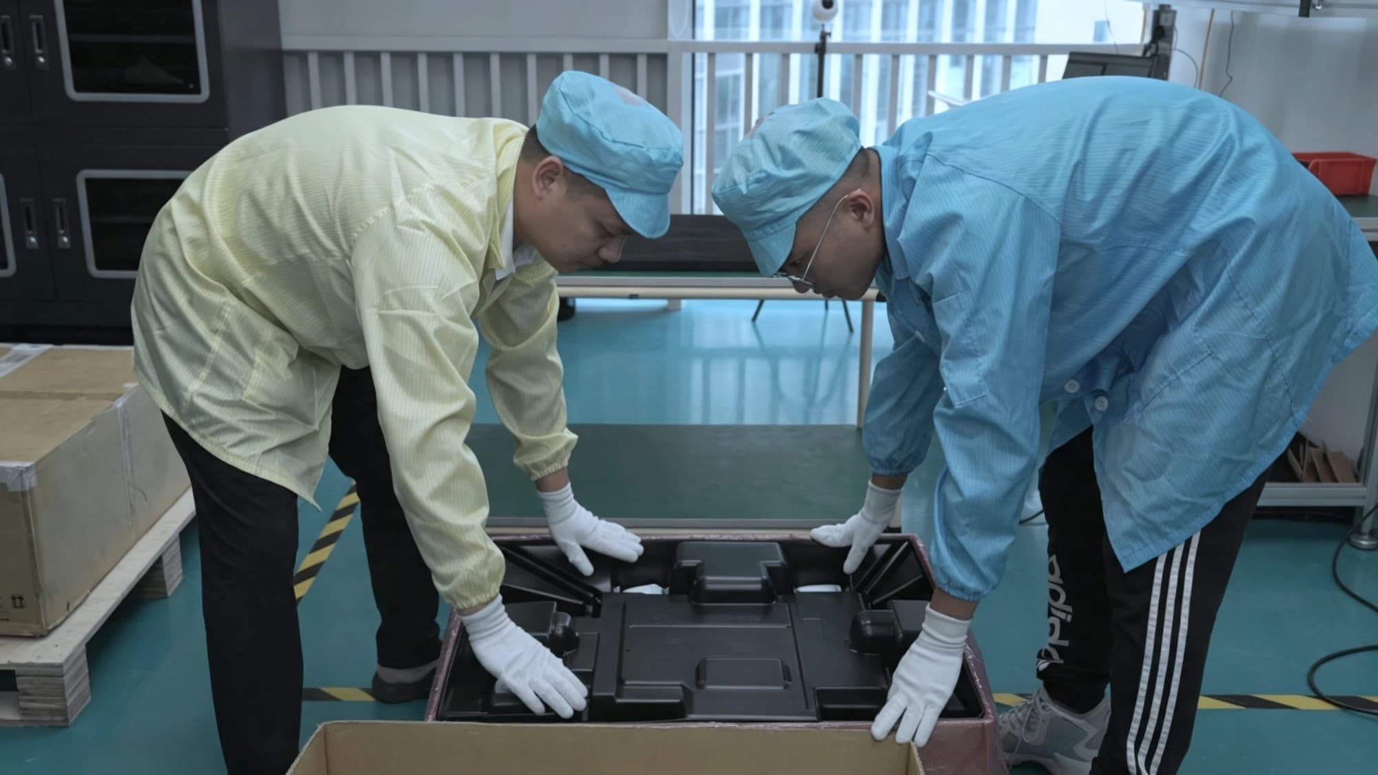 两名工程师将机箱装入航空箱