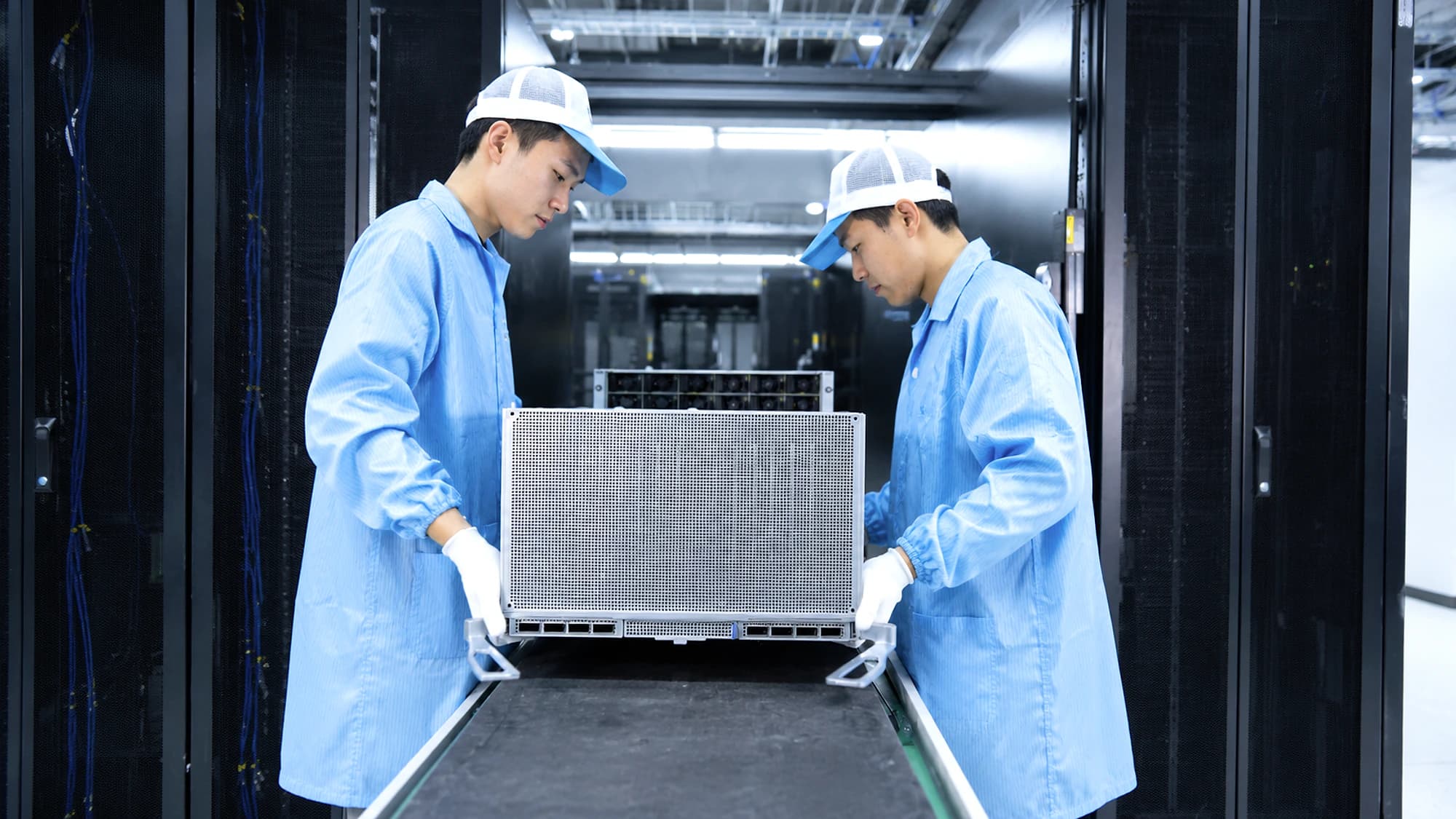 两名工程师协作搬运服务器机箱