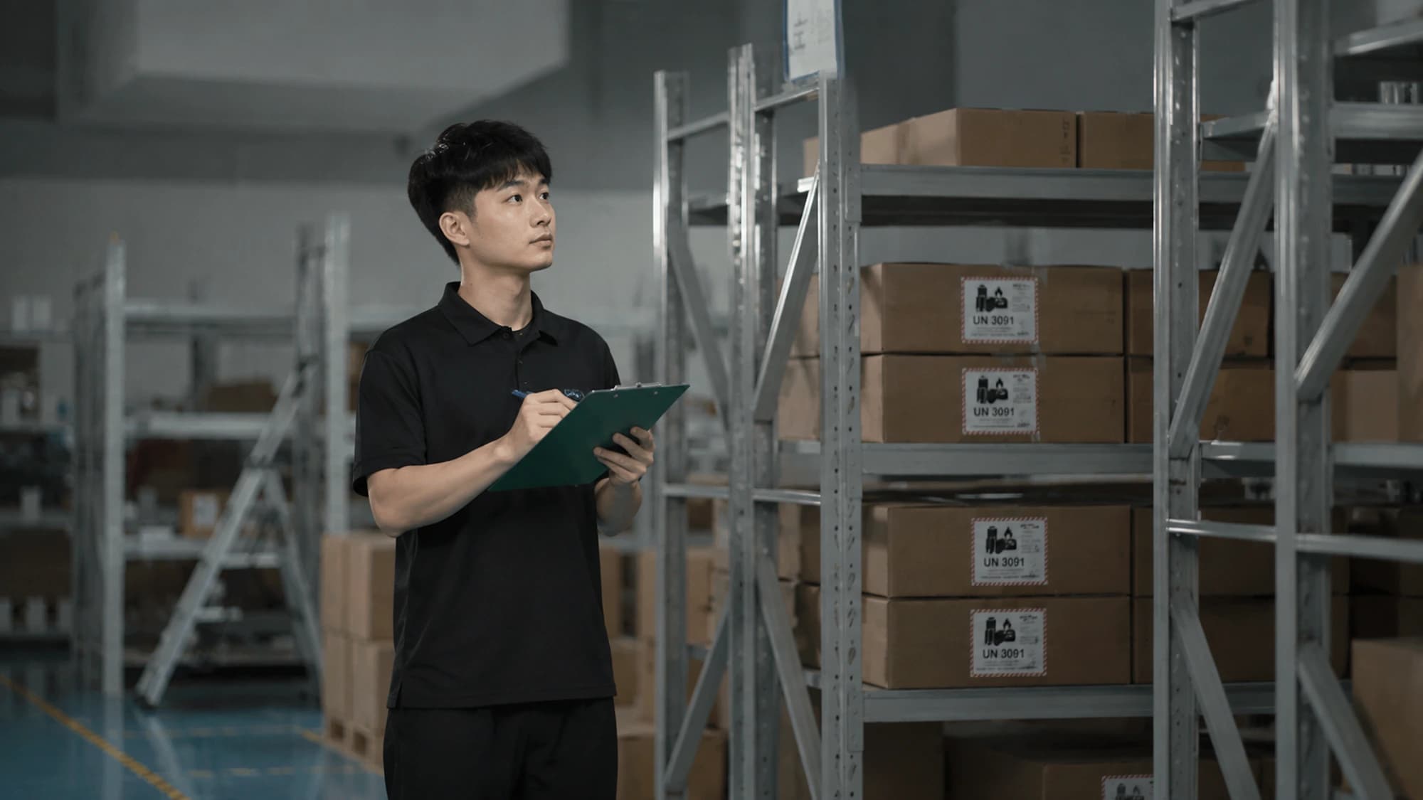 工程师在备件仓库核对物料