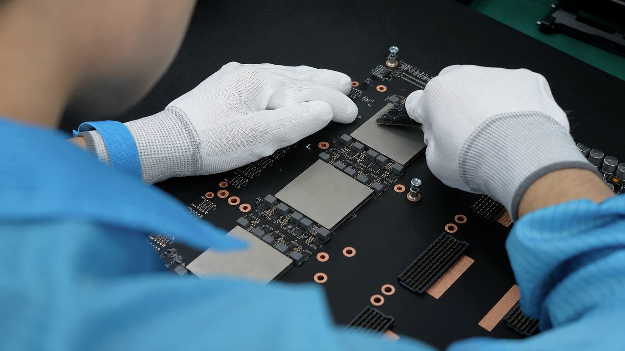 工程师戴手套操作 GPU 板卡