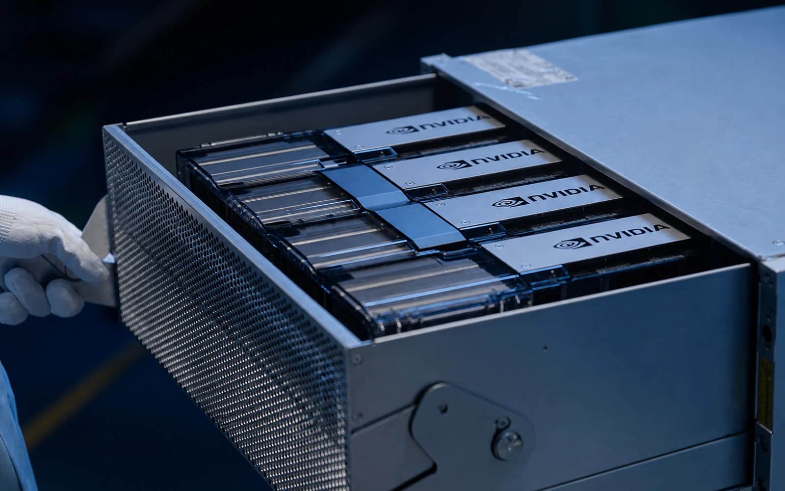 托盘内并排待检的 GPU 模组