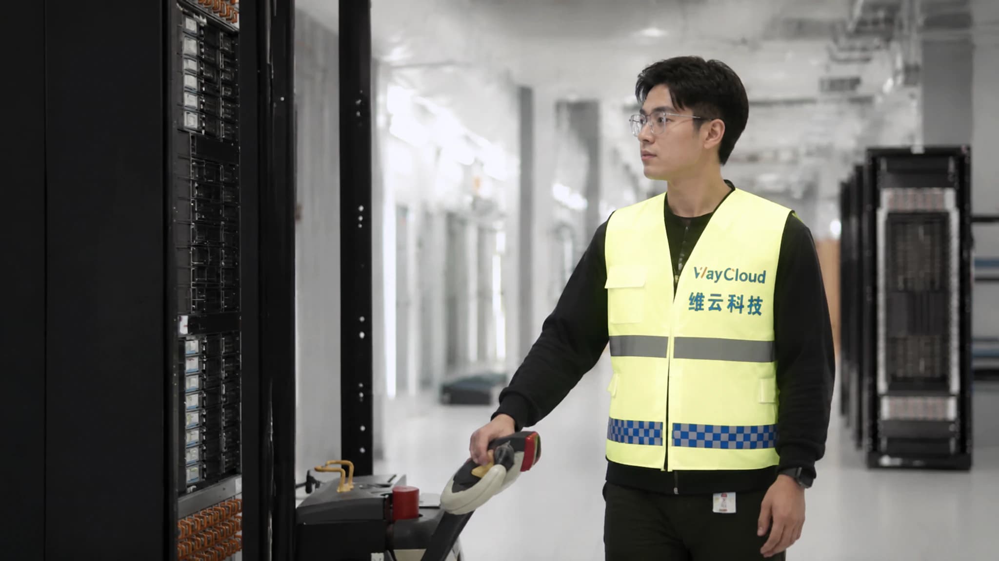 工程师使用电动搬运车转运设备