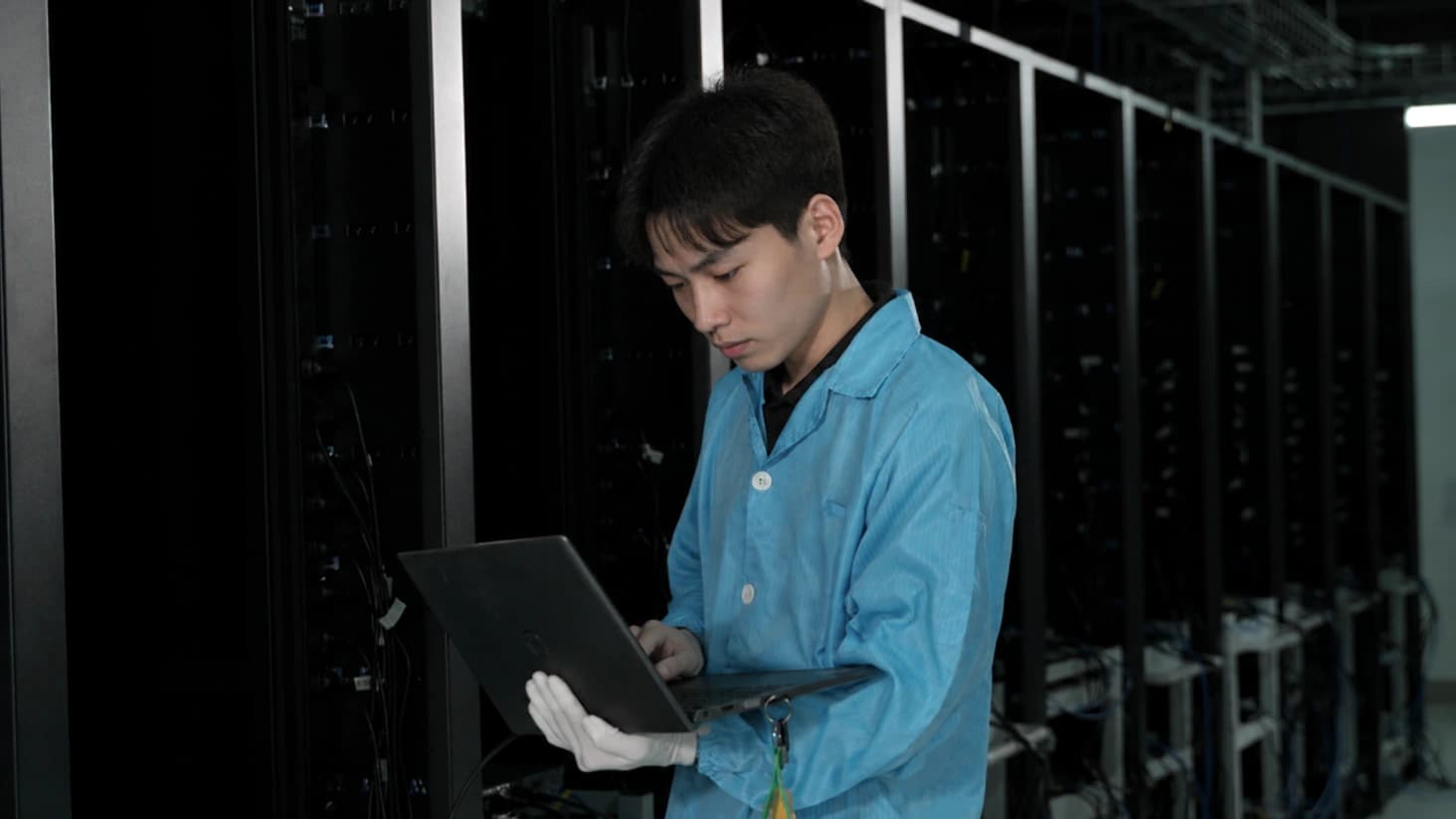 工程师进行 GPU 服务器检测与生命周期管理
