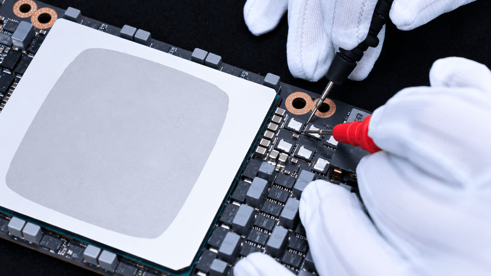 工程师对 GPU 模组进行检测