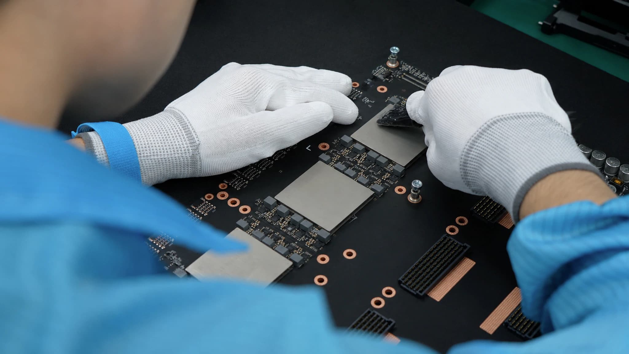 工程师清洁检查 GPU 基板裸芯