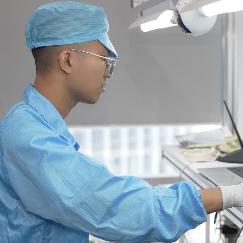 维云工程师在工位使用维云宝系统